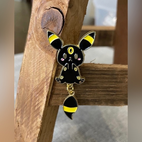 Pokemon Umbreon Hanging Tail Enamel Pin Gold Back - Picture 1 of 2